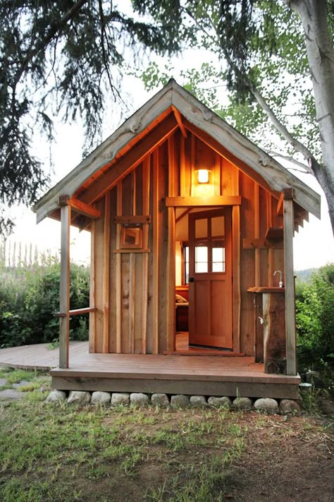 This Tiny, One-Room Cabin Is the Ultimate Artist's Escape Tiny House Sleeping Solutions, Small Guest Cabin Ideas, Luxury Tiny Cabin, Bunkies Guest Cabin, Guest Cabin Ideas, Small One Room Cabin, Micro Cabin Interior, Small Guest Cabin, 12x16 Cabin