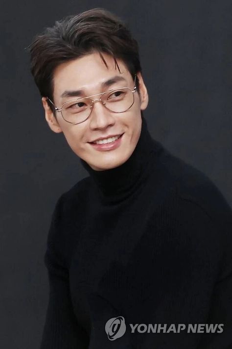 Gentle Monster Glasses, Kim Young Kwang, Mixed Guys, Korean Male Actors, Belly Workout Challenge, Festival 2022, Beautiful Film, Handsome Asian Men, Gentle Monster