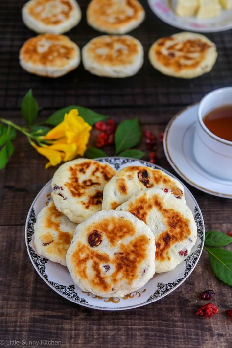 Singing Hinnie is a scone like griddle cake that is traditionally made in the north of England... Very easy and delicious! Griddle Cakes, Uk Recipes, Second Breakfast, Baking Basics, English Food, Irish Recipes, British Food, Breakfast Time, Homemade Bread