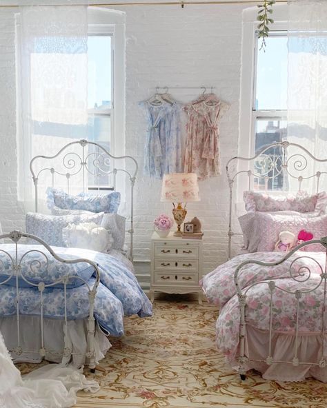 https://www.instagram.com/p/Cc5z08tpJPp/?igshid=MDJmNzVkMjY= Preppy Bedroom Aesthetic, Preppy Bed, Bedroom Aesthetic Ideas, University Accommodation, House Bedroom Ideas, Fancy Bedroom, Cozy Dorm Room, Preppy Bedroom, Room Hacks