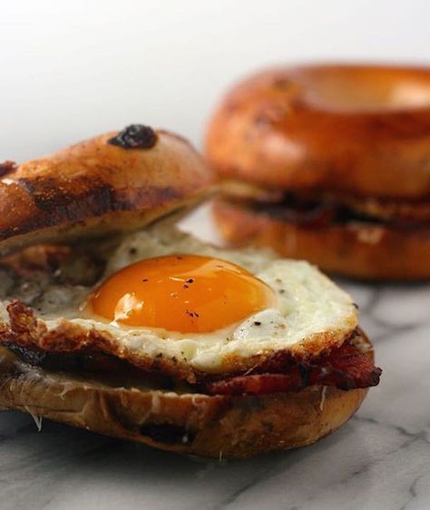 Raisin Bagel With cheese and fried egg Healthy Dinners Easy, Bagel Sandwich Recipes, Cinnamon Raisin Bagels, Raisin Bagels, Cinnamon Bagels, Cinnamon Raisin Bagel, Bagel Toppings, Dinners Easy, Best Bagels