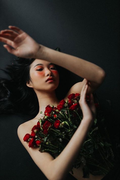 Love Themed Photoshoot, Poses With Roses Photo Ideas, Photoshoot With Roses, Artistic Fashion Photography, Valentine Photo Shoot, Body Noir, Creative Fashion Photography, Self Photography, Flower Photoshoot