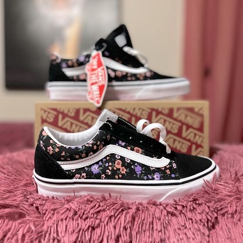 NWT Vans Old Skool Floral Print WM 6.5 (with box) Floral Vans, Shoe Painting, Tenis Vans, Painting Inspo, Painted Shoes, Vans Old Skool, Vans Old Skool Sneaker, Old Skool, Vans Shoes