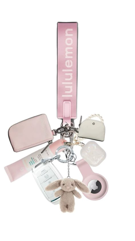 Cool Girl Keychain, Lulu Keychain Ideas, Pink Keychain Ideas, Lulu Keychain Aesthetic, Lululemon Keychain Ideas, Backpack Accessories Keychain, Car Keys Keychain Ideas, Lulu Keychain, Cute Keychain Ideas