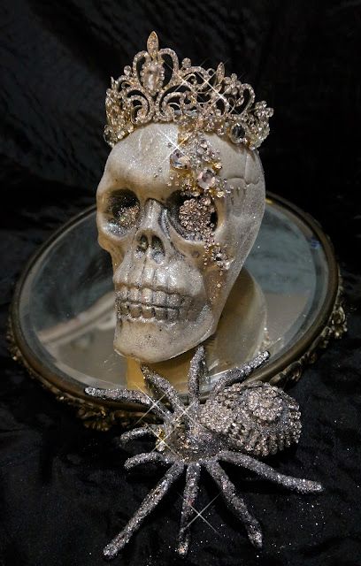 Skull Decor Diy, Glam Skull, Halloween Diorama, Rhinestone Skull, Skull Crafts, Hallowen Ideas, Skeleton Decorations, Halloween Centerpiece, Elegant Halloween