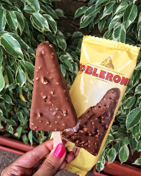 Popular candy bars are frequently turned into ice cream flavors and Toblerone is just the latest to be added to the mix. Junk Food Snacks, Best Sandwich, Icecream Bar, An Ice Cream, Ice Cream Flavors, Cute Desserts, Food Obsession, Pretty Food, Food Cravings