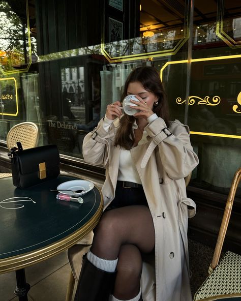 This cafe gives me the Parisian feel ☕️ #effortlesslychic #chicoutfit #falloutfit #falloutfits #falloutfitideas #falloutfitinspo #fallfashion #trenchcoat #elegantoutfit old money aesthetic, modern chic style, timeless fashion, preppy french, parisian, london fashion, classic outfit, London, street style, feminine chic style Modern French Outfit, Parisian Cafe Outfit, Winter French Outfits Parisian Style, Cafe Outfit Aesthetic, French Outfit Style Parisian Chic, Parisian Chic Aesthetic, Feminine Chic Style, Cafe Outfit, Outfit London