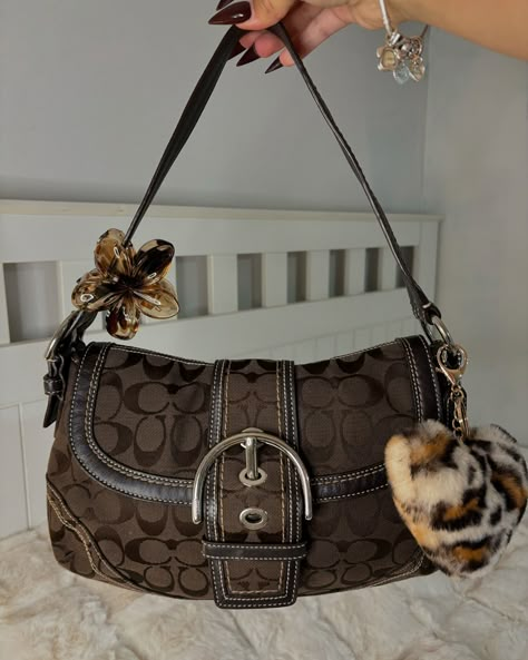 $245 free shipping ❌SOLD❌ Y2K Coach Brown Large Soho Buckle Flap 🐆 Approx measurements 12.5 L x 2.5 D x 8 H - Excellent condition with very minimal signs of wear please review all photos - Large soho - Accessories included Chic Brown Bag, Coach Handbags Aesthetic, Soho Coach Bag, Vintage Bags Outfit, Cool Accessories Fashion, Coach Small Bags, Coach Bag Accessories, Coach Brown Bag, Y2k Coach Bag