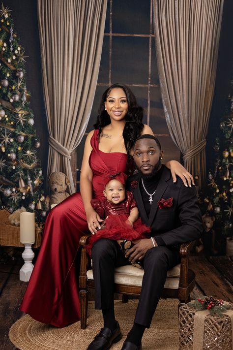 Christmas Outfits For Photoshoot, Christmas Photos Black Family, Elegant Christmas Photoshoot Couple, Black Christmas Family Photos, Glam Family Photoshoot Studio, Studio Holiday Family Photos, Black Christmas Photoshoot Family, Christmas Fireplace Photoshoot, Christmas Diy Photoshoot