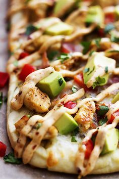 California chicken flatbread with juicy chicken, bacon, avocado, red peppers, cilantro, and creamy chipotle ranch sauce! Southwest Chicken Flatbread, California Flatbread Pizza, Rotisserie Chicken Flatbread Recipes, Cold Flatbread Recipes, Chicken Fajita Flatbread, Blackstone Flatbread Pizza Recipes, Grilled Chicken Flatbread, Chicken Tikka Flatbread, Nan Flatbread Recipes