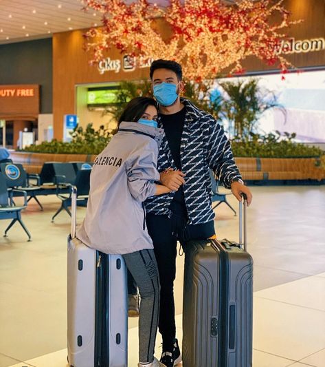 Couple Airport Pictures Photo Ideas, Airport Poses, Airport Couple, Airport Pictures, Travel Picture Ideas, Airport Photos, Cute Lazy Day Outfits, Couple Photoshoot Poses, Lazy Day Outfits