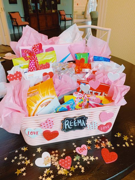 Big Sis Lil Sis Gift Baskets, Big Sis Lil Sis Cheer Gift Ideas, Cheer Big Sis Little Sis Gifts, Big And Little Baskets, Big Lil Baskets, Big Little Baskets, Big Little Baskets Ideas, Sorority Big Little Baskets, Bae Basket