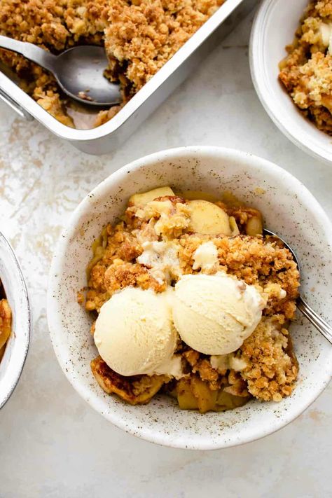 Bowl of old fashioned apple crisp topped with ice cream Old Fashioned Apple Crisp, Oat Crumble Topping, Pumpkin Crunch Cake, Slow Cooker Apple Butter, Pumpkin Crunch, Apple Pie Bars, Apple Crisp Recipe, Slow Cooker Apples, Oat Crumble