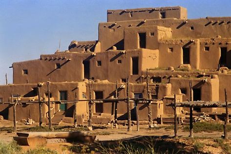 Adobe houses are Native American house complexes used by the Pueblo Indians of the Southwest. Adobe pueblos are multi-story houses made of adobe (clay & straw baked into hard bricks) or of large stones cemented together with adobe. Each adobe unit is home to one family, like a modern apartment. The whole structure, which can contain dozens of units, is often home to an entire extended clan. These are good homes to build in a warm, dry climate where adobe can be easily mixed and dried. Subterranean City, Clay Homes, Mexican Homes, Pueblo House, Native American Houses, Desert Farmhouse, Adobe Houses, Pueblo Native Americans, Native American Village