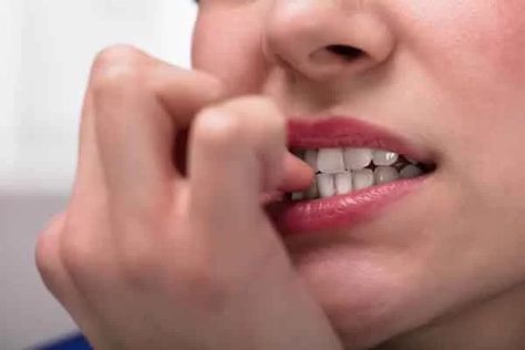 4 Simple Home Hacks to Stop Biting Your Nails Tips To Stop Biting Nails, How To Stop Biting Nails, Stop Biting Your Nails, Nail Biting Habit, Biting Nails, Broken Nails, Nail Biting, Hair Pulling, Round Nails