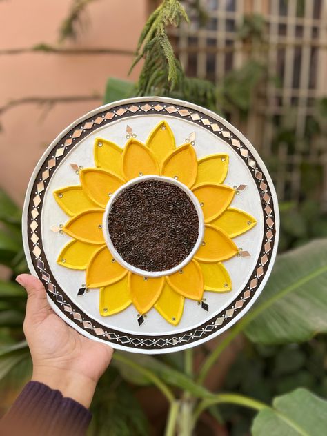 I have created this sunflower decor piece using mould its on mdf board and colour it with acrylics! Sunflower Lippan Art, Mould It Clay Art Ideas, Sunflower Clay Art, Moulded Clay Art, Easy Lippan Art For Beginners, Mould It Clay Art, Mdf Board Painting Ideas, Lipan Art, Flower Chart