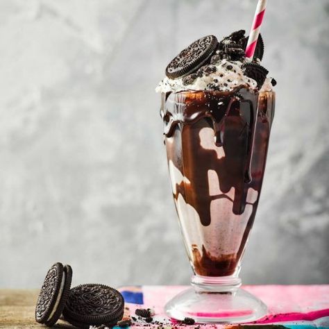 Decadent Vegan Sundae Recipes to Please People That Know Dessert Is a Meal Vegan Ice Cream Sundae, Recipes Dinner Party, Ice Cream Sundae Recipe, Chicken Recipes Dinner, Sundae Recipes, Red Magazine, Oreo Shake, Oreo Milkshake, Brunch Inspiration