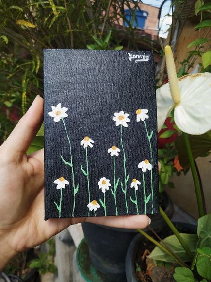 Quadro Pintado Á Mão De Flores Simples.  Tamanho 10x15  Acabamento Em Verniz.  Tela Em Algodão Cru.    Todo Lucro Obtido Nessa Venda Contribuirá Diretamente Na Quimioterapia De Uma Cachorra Com Neoplasia Pulmonar Avançada. Mini Tela, E Tattoo, Black Backgrounds, Drawings, Art