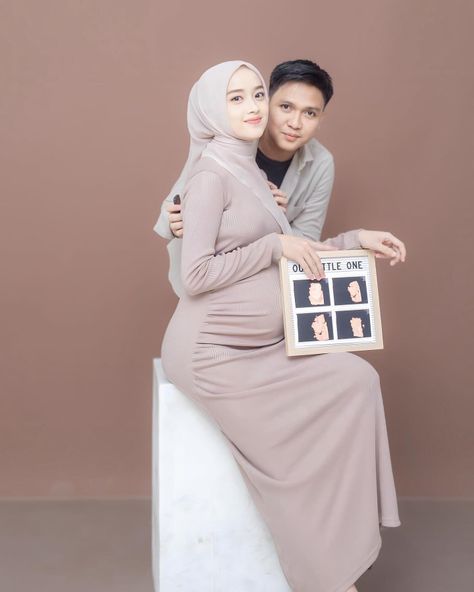 Maternity Photography Poses Couple, Maternity Photography Studio, Couple Pregnancy Photoshoot, Maternity Studio, Maternity Photography Couples, Maternity Photography Poses, Foto Baby, Model Poses Photography, Pregnancy Shoot