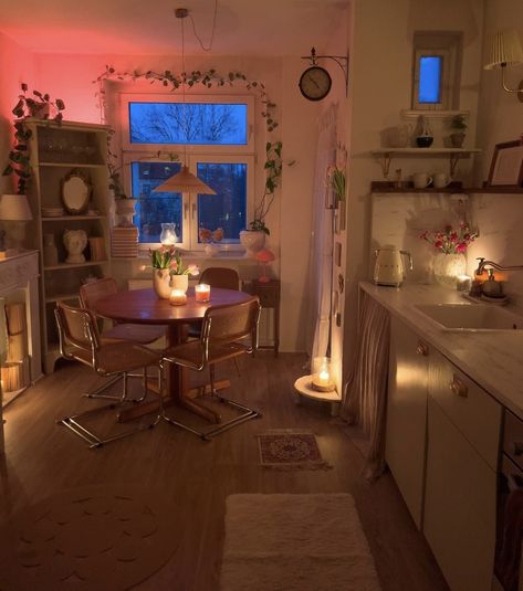 Cozy Room Apartment, Chill Dining Room, Girl House Aesthetic, Cute Little Apartment Aesthetic, Cozy Girly Apartment, Pink Cottagecore Living Room, Nyc Apartment Aesthetic Kitchen, Small Kitchen Room Ideas, Kitchen Pink Walls