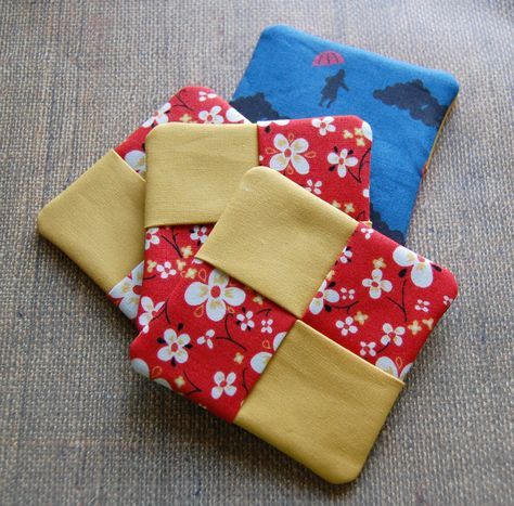 Sewing Coasters, Diy Fabric Coasters, Quilt Placemats, Cloth Coasters, Quilt Runners, Quilted Coasters, Square Fabric, Mug Rug Patterns, Fabric Coasters