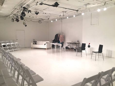 Rehearsal Room Theatre, Creative Work Spaces, Dancing Room, Theatre Rehearsals, Rehearsal Studios, Curtains White, Theater Architecture, 90s Home, Rehearsal Room