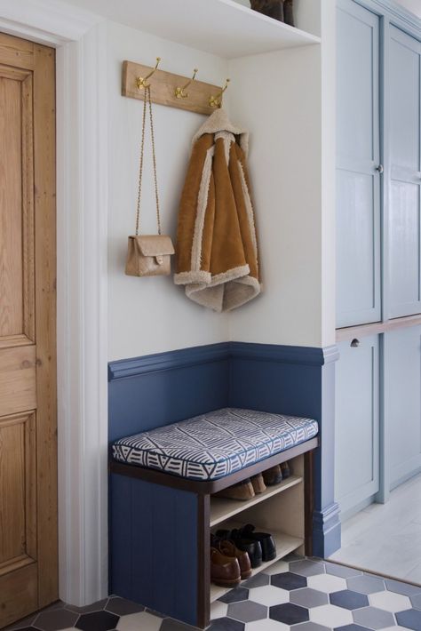 Small Hallway Seating Ideas, Bench Hallway Entrance, Hallway Seating Ideas, Entrance Hall Storage, Entrance Seating, London Victorian House, Small Entrance Halls, Hallway Seating, Classic British Style