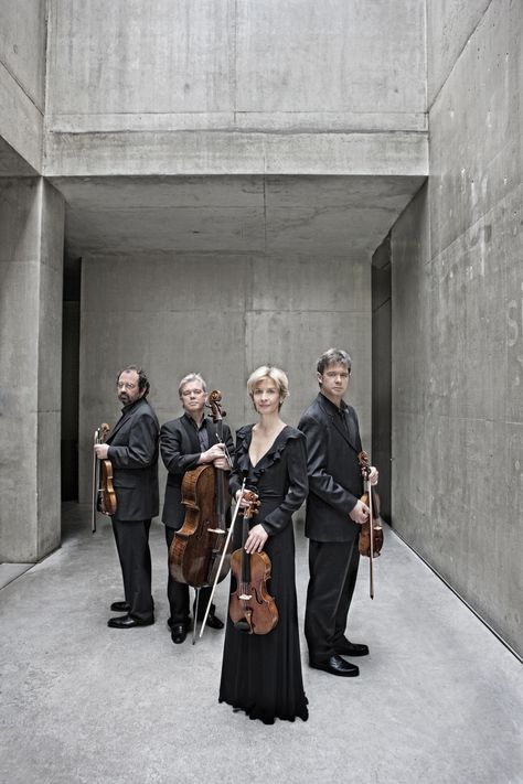 Hagen Quartett | Photo: Harald Hoffmann Classical Musician Outfit, Music Band Group Photo, Orchestra Photoshoot, Trio Band Photoshoot, Musician Group Photoshoot, Band Performance Photography, Band Poses With Instruments, Music Photoshoot, Band Photoshoot