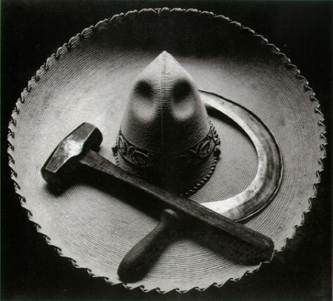 Así fue la revolución social y fotográfica de Tina Modotti (GALERÍA) Tina Modotti, Nose Frida, Mexican Revolution, Hammer And Sickle, Edward Weston, Diego Rivera, Pablo Neruda, Great Photographers, Mexican Culture