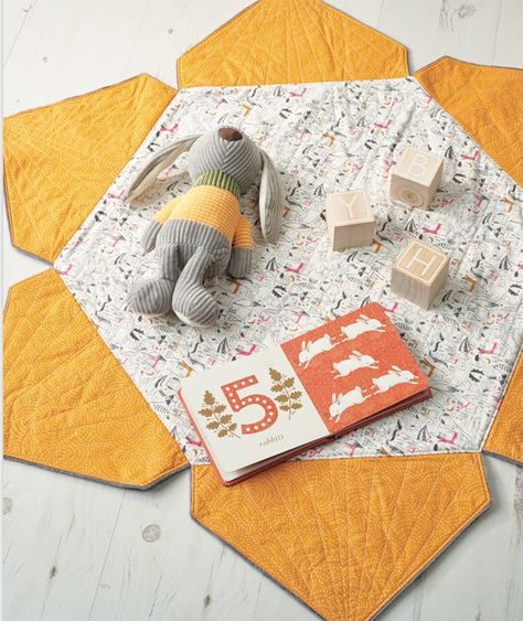 How to make a quilted play mat Free Easy Quilt Patterns, Baby Playmat Quilt, Play Mat Diy, Quilted Play Mat, Crib Quilt Pattern, Baby Playmat, Dresden Quilt, Tummy Time Mat, Log Cabin Quilt Pattern