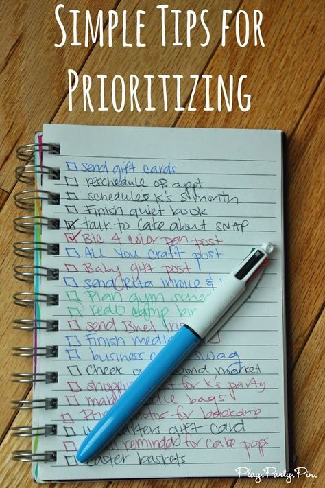 Love this idea for prioritizing your to-do list with different colors from playpartypin.com How To Prioritize, Household Binder, Bullet Planner, Party Plan, Organizing Time, Personal Improvement, Task List, Productivity Tips, Household Tips