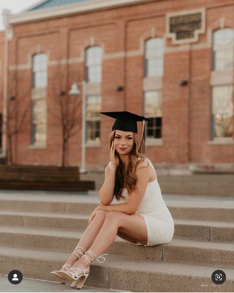 Graduation Sitting Poses, Cute Grad Pic Ideas, Diploma Picture Ideas, Graduation Pictures On Stairs, Sitting Graduation Pictures, Graduation Pictures Indoor, Simple Graduation Pictures, Graduation Photo Shoot Poses, Grad Cap Photos