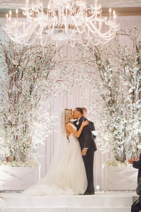 Winter Wedding Backdrop, Winter Wedding Themes, Winter Wedding Arch, Wedding Themes Ideas, Wedding Backdrop Ideas, Winter Ceremony, Spring Wedding Outfit, Lilac Wedding Bouquet, White Winter Wedding