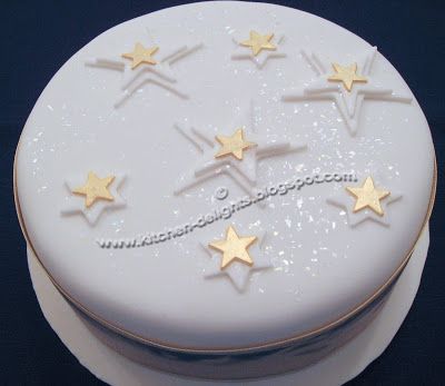 Christmas Star Cake                                                                                                                                                                                 More Christmas Cake Design, Christmas Cake Decorating Ideas, Winter Torte, Christmas Cake Decoration, Christmas Cake Decorating, Christmas Cakes Easy, Xmas Cakes, Christmas Themed Cake, Christmas Cake Ideas