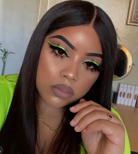 Festival Makeup Green, Neon Green Festival Outfit, Neon Green Eyeliner Looks, Neon Green Festival Hair, Neon Eyeliner Makeup, Neon Green Festival Makeup, Neon Green Eyeliner, Neon Eye Makeup Looks, Black And Neon Green Makeup