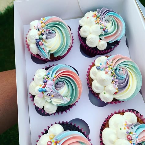 Rainbow Cupcake Design, Pretty Cupcake Decorating Ideas, Cupcakes Design For Birthday, Number 9 Cupcakes, Birthday Themed Cupcakes, Ladies Birthday Cake Ideas Simple, Girls Cupcake Ideas, Girls Birthday Cupcake Ideas, Rainbow Party Cupcakes