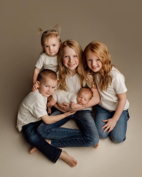 Sibling Poses Photography, Cousin Photoshoot Ideas, Sibling Photo Ideas, Cousin Photo Shoots, 4 Siblings, Sibling Photography Poses, Sibling Photo Shoots, Cousin Photo, Newborn Sibling