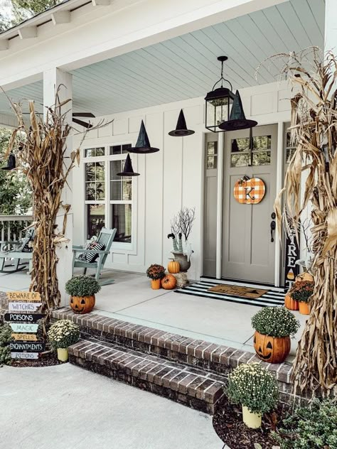 Porta Halloween, Outside Fall Decor, Old Time Pottery, Halloween Decor Diy, Casa Halloween, Halloween Front Porch Decor, Diy Halloween Decor, Halloween Porch Decorations, Halloween Front Porch