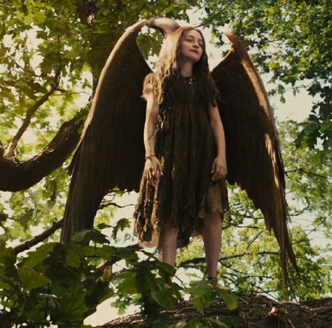 Young Maleficent in her tree nest. Young Maleficent, Maleficent Cosplay, Young Movie, Maleficent Movie, Maleficent Costume, Diy Kostüm, Disney Live Action, Screen Caps, Pinturas Disney