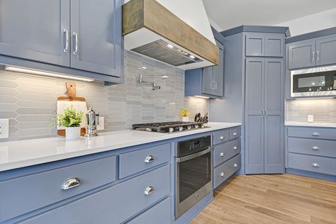 Miami Vena is a simple yet beautiful countertop option to brighten up your kitchen. The stainless steel hardwarw alongside the grey tile backsplash really makes the quartz stand out. They chose to go with an eased edge making the kitchen look super clean. Miami Vena Quartz Kitchen, Miami Vena Quartz, Gray Tile Backsplash, Countertop Options, Quartz Kitchen, Grey Tiles, The Grey, Counter Top, Super Clean