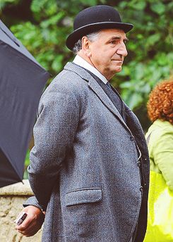 Jim Carter - Filming Downton Abbey - in Bampton. Aug. 6th 2013 1920s Menswear, Scandal Tv Series, Downton Abbey Characters, Jim Carter, Sustainable Holiday, Imelda Staunton, Dowager Countess, Downton Abby, Chic Cottage