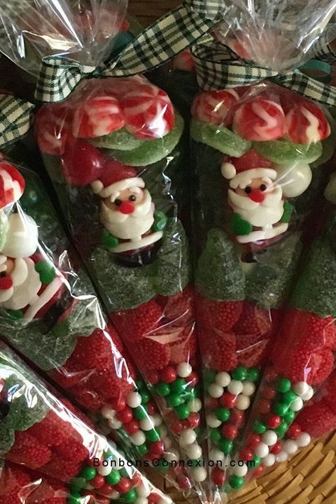 Sweet Bag Ideas, Sweet Cones Christmas, Christmas Candy Wrapping Ideas, Christmas Treats Bags, Christmas Candy Gifts For Kids, Candy Cups Ideas, Candy Cones Party Favors, Christmas Candy Bags Ideas, Christmas Favors Ideas