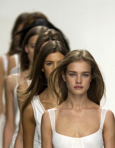 White on runway, led by Natalia Vodianova. Alena Shishkova, Fashion Dream Job, Model Lifestyle, Vs Models, Natalia Vodianova, Mario Testino, Vogue Beauty, Model Aesthetic, White Dresses