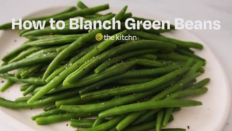 Learn the best method to blanch green beans to retain their color and texture. Blanch Green Beans, Green Beans Almondine, Blanching Green Beans, Pickled Shallots, Skip It, Quick Stir Fry, Garlic Green Beans, Roasted Green Beans, Color And Texture