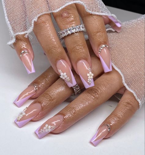 White V French Tip Nails With Design, Deep V Nail Design, V French Nail Designs, French V Nail Designs, V Shape Nails, V Nails Design, V Shape French Tip, V Shaped French Tip Nails, V Cut Nails