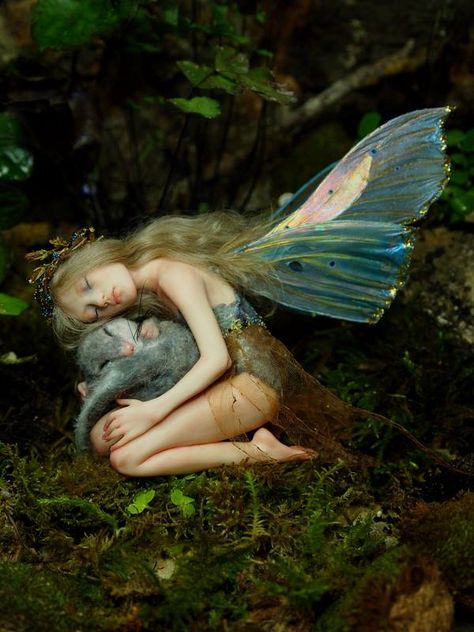 Fairy with mouse by Nenufar Blanco - Fantasy art dolls by Rosa Grueso Elves And Fairies, Fairy Dragon, Love Fairy, Fairies Elves, Ooak Art Doll, Fairy Magic, Beautiful Fairies, Fantasy Fairy, Mystical Creatures