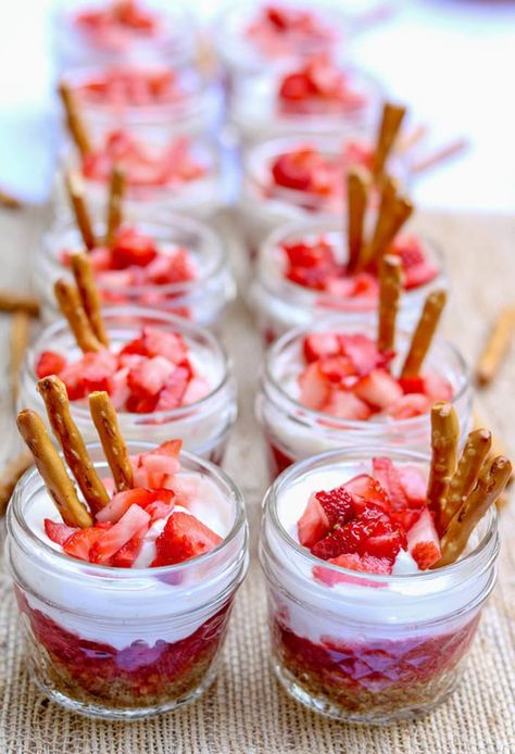 Mason Jar Desserts, Strawberry Pretzel Salad, Pretzel Salad, Strawberry Pretzel, Dessert In A Jar, Köstliche Desserts, Dessert Cups, Strawberry Recipes, Mini Desserts