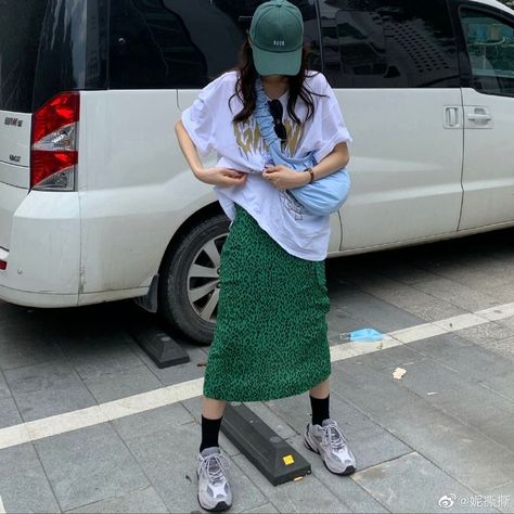 Green Sneakers Outfit, Skirt And Sneakers Outfit, Unfiltered Pictures, Mode Ulzzang, Green Midi Skirt, Midi Skirt Black, Neue Outfits, Socks Sneakers, Black Socks