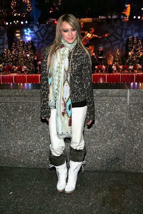 Early 2000s Outfits, Belt Ideas, Rockefeller Center Christmas Tree, Belt Outfit, Fashion 2000, 2000s Fashion Trends, 2000s Clothes, Hillary Duff, 2000 Fashion