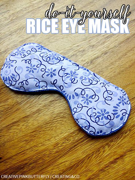 This DIY rice eye mask is easy to make and perfect for a relaxing night at home after a stressful day! Diy Heating Pad, Rice Bags, Sew Ins, Costura Diy, Beginner Sewing Projects Easy, Sewing Projects For Beginners, Sewing Skills, Sewing Gifts, Sewing For Beginners